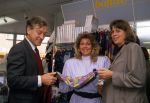 Eindhoven, 20 Oktober 1989
Gerard v d Berg met zijn vrouw bij babyzaak Bonito van Henriette Peels voor het uitzoeken van een babykamer
Foto Peter Smulders BV