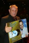 Breda, 17 Oktober 2006
Perspresentatie, persconferentie en tonen van nieuwe DVD beelden en CD in het Chasse theater
Pa Bauer met de gouden plaat van Frans Bauer 
Foto Peter Smulders BV
