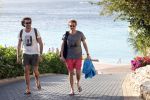 Curacao 2 januari 2015
Ewout Genemans met zijn broer Bauke bij beach club Karakter op Coral Estate.