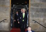 Amsterdam 13 januari 2015
Nieuwjaarsreceptie Koning Willem Alexander en Koningin Maxima in het paleis op de dam.
Geert Wilders vertrekt via de achterkant van het paleis . Zijn beveiliging rijdt in 4 auto's