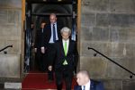 Amsterdam 13 januari 2015
Nieuwjaarsreceptie Koning Willem Alexander en Koningin Maxima in het paleis op de dam.
Geert Wilders vertrekt via de achterkant van het paleis . Zijn beveiliging rijdt in 4 auto's