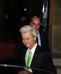 Amsterdam 13 januari 2015
Nieuwjaarsreceptie Koning Willem Alexander en Koningin Maxima in het paleis op de dam.
Geert Wilders vertrekt via de achterkant van het paleis . Zijn beveiliging rijdt in 4 auto's