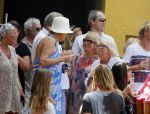 Curacao 31 december 2014
Willeke Alberti Jeroen Krabbe met vrouw Herma Krabbe zoon Jasper krabbe ( met dochters) Rogier van Boxtel en Derek Bolt bij het vuurwerk van Avila Beach hotel op Curacao vanwege oud en nieuw jaar