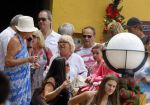 Curacao 31 december 2014
Willeke Alberti Jeroen Krabbe met vrouw Herma Krabbe zoon Jasper krabbe ( met dochters) Rogier van Boxtel en Derek Bolt bij het vuurwerk van Avila Beach hotel op Curacao vanwege oud en nieuw jaar