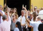 Curacao 31 december 2014
Willeke Alberti Jeroen Krabbe met vrouw Herma Krabbe zoon Jasper krabbe ( met dochters) Rogier van Boxtel en Derek Bolt bij het vuurwerk van Avila Beach hotel op Curacao vanwege oud en nieuw jaar