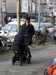 Amsterdam 7 januari 2014
Lieke v Lexmond  achter de kinderwagen in Amsterdam zuid.