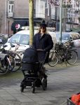 Amsterdam 7 januari 2014
Lieke v Lexmond  achter de kinderwagen in Amsterdam zuid.