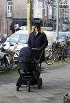 Amsterdam 7 januari 2014
Lieke v Lexmond  achter de kinderwagen in Amsterdam zuid.