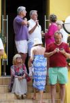 Curacao 31 december 2014
Willeke Alberti Jeroen Krabbe met vrouw Herma Krabbe zoon Jasper krabbe ( met dochters) Rogier van Boxtel en Derek Bolt bij het vuurwerk van Avila Beach hotel op Curacao vanwege oud en nieuw jaar
