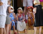 Curacao 31 december 2014
Willeke Alberti Jeroen Krabbe met vrouw Herma Krabbe zoon Jasper krabbe ( met dochters) Rogier van Boxtel en Derek Bolt bij het vuurwerk van Avila Beach hotel op Curacao vanwege oud en nieuw jaar