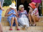 Curacao 31 december 2014
Willeke Alberti Jeroen Krabbe met vrouw Herma Krabbe zoon Jasper krabbe ( met dochters) Rogier van Boxtel en Derek Bolt bij het vuurwerk van Avila Beach hotel op Curacao vanwege oud en nieuw jaar