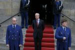 Amsterdam 2 december 2015
Koninklijke Familie bij uitreiking Prins Claus Prijs 2015 in het Koninklijk Paleis op de Dam. De Prins Claus Prijzen worden door het Prins Claus Fonds voor Cultuur en Ontwikkeling sinds 1997 jaarlijks toegekend aan kunstenaars, denkers en culturele organisaties. Aanwezig Koning Willem Alexander koningin Maxima Prins Constantijn Prinses Beatrix Prinses Laurentien en Prinses Mabel
