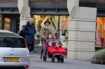 Amsterdam 8 januari 2016
Anouska Wink met een vriend en haar tweeling op straat