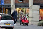 Amsterdam 8 januari 2016
Anouska Wink met een vriend en haar tweeling op straat