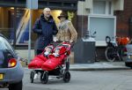 Amsterdam 8 januari 2016
Anouska Wink met een vriend en haar tweeling op straat