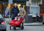 Amsterdam 8 januari 2016
Anouska Wink met een vriend en haar tweeling op straat