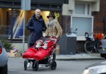 Amsterdam 8 januari 2016
Anouska Wink met een vriend en haar tweeling op straat