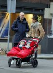 Amsterdam 8 januari 2016
Anouska Wink met een vriend en haar tweeling op straat