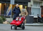 Amsterdam 8 januari 2016
Anouska Wink met een vriend en haar tweeling op straat