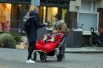 Amsterdam 8 januari 2016
Anouska Wink met een vriend en haar tweeling op straat