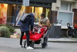 Amsterdam 8 januari 2016
Anouska Wink met een vriend en haar tweeling op straat