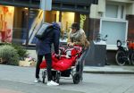 Amsterdam 8 januari 2016
Anouska Wink met een vriend en haar tweeling op straat