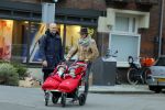 Amsterdam 8 januari 2016
Anouska Wink met een vriend en haar tweeling op straat