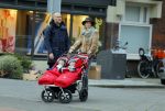 Amsterdam 8 januari 2016
Anouska Wink met een vriend en haar tweeling op straat
