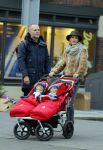 Amsterdam 8 januari 2016
Anouska Wink met een vriend en haar tweeling op straat