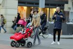 Amsterdam 8 januari 2016
Anouska Wink met een vriend en haar tweeling op straat