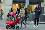 Amsterdam 8 januari 2016
Anouska Wink met een vriend en haar tweeling op straat