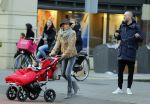 Amsterdam 8 januari 2016
Anouska Wink met een vriend en haar tweeling op straat