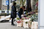 Amsterdam 5 januari 2016
Astrid Joosten koopt bloemen.