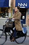 Amsterdam 4 december 2015
Carolien v d Bewrg op de fiets in Amsterdam