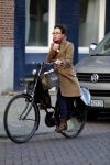 Amsterdam 4 december 2015
Carolien v d Bewrg op de fiets in Amsterdam