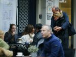 Amsterdam 9 januari 2016
Patty Brard op terras op de pc hooftstraat in gesprek met Connie Breukhoven en haar vriend Eugene v Dun
