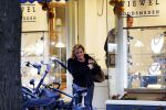 Amsterdam 15 december 2015 
Connie Breukhoven op bezoek bij een juwelier / edelsmid in Amsterdam zuid
