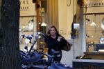 Amsterdam 15 december 2015 
Connie Breukhoven op bezoek bij een juwelier / edelsmid in Amsterdam zuid