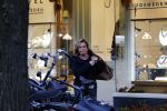 Amsterdam 15 december 2015 
Connie Breukhoven op bezoek bij een juwelier / edelsmid in Amsterdam zuid