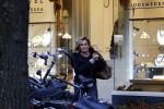 Amsterdam 15 december 2015 
Connie Breukhoven op bezoek bij een juwelier / edelsmid in Amsterdam zuid