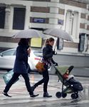 Amsterdam 14 januari 2016
Doutzen Kroes met haar man Sunnery James en zoontje in de regen onder de paraplu.