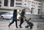Amsterdam 14 januari 2016
Doutzen Kroes met haar man Sunnery James en zoontje in de regen onder de paraplu.