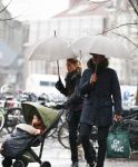 Amsterdam 14 januari 2016
Doutzen Kroes met haar man Sunnery James en zoontje in de regen onder de paraplu.