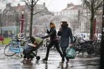 Amsterdam 14 januari 2016
Doutzen Kroes met haar man Sunnery James en zoontje in de regen onder de paraplu.