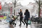 Amsterdam 14 januari 2016
Doutzen Kroes met haar man Sunnery James en zoontje in de regen onder de paraplu.
