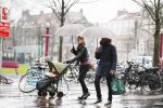 Amsterdam 14 januari 2016
Doutzen Kroes met haar man Sunnery James en zoontje in de regen onder de paraplu.