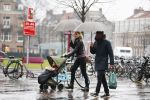 Amsterdam 14 januari 2016
Doutzen Kroes met haar man Sunnery James en zoontje in de regen onder de paraplu.