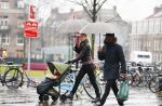 Amsterdam 14 januari 2016
Doutzen Kroes met haar man Sunnery James en zoontje in de regen onder de paraplu.