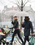 Amsterdam 14 januari 2016
Doutzen Kroes met haar man Sunnery James en zoontje in de regen onder de paraplu.