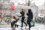 Amsterdam 14 januari 2016
Doutzen Kroes met haar man Sunnery James en zoontje in de regen onder de paraplu.